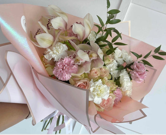 Seasonal Luxe Midi Bouquet